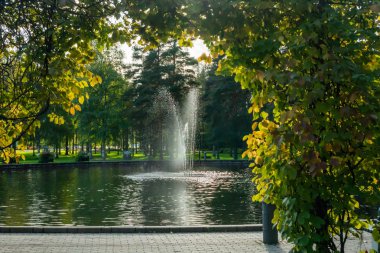Bir gölet ve bir çeşme ile şehir merkezinde bir park, Kouvola, Finlandiya