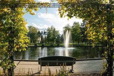 Bir gölet ve bir çeşme ile şehir merkezinde bir park, Kouvola, Finlandiya