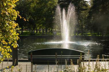 Bir gölet ve bir çeşme ile şehir merkezinde bir park, Kouvola, Finlandiya