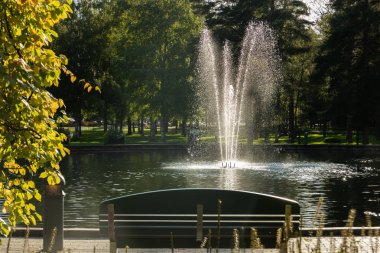 Bir gölet ve bir çeşme ile şehir merkezinde bir park, Kouvola, Finlandiya