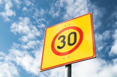 Fince hız limiti işareti mavi gökyüzü arka plan üzerinde 30 km h