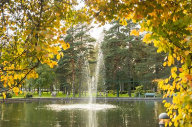 Bir gölet ve bir çeşme ile şehir merkezinde bir park, Kouvola, Finlandiya