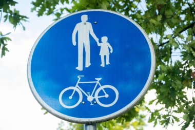 Bisiklet ve yaya yol işareti. Mavi yuvarlak güvenliği için trafik işaretleri.