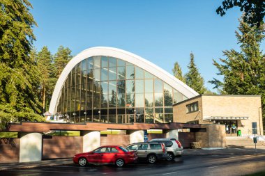 Kouvola, Finlandiya - 6 Eylül 2019: Kouvola, Finlandiya'da yüzme havuzunun güzel binası.