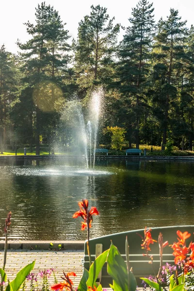 Un parque en el centro de la ciudad con un estanque y una fuente, Kouvola, Finlandia — Foto de Stock