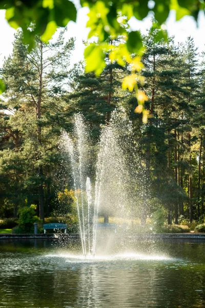 Un parque en el centro de la ciudad con un estanque y una fuente, Kouvola, Finlandia — Foto de Stock