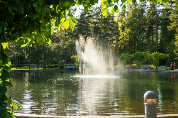 Un parque en el centro de la ciudad con un estanque y una fuente, Kouvola, Finlandia — Foto de Stock