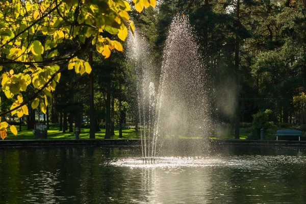 Un parque en el centro de la ciudad con un estanque y una fuente, Kouvola, Finlandia — Foto de Stock