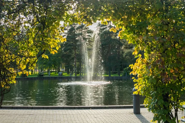 Un parque en el centro de la ciudad con un estanque y una fuente, Kouvola, Finlandia — Foto de Stock