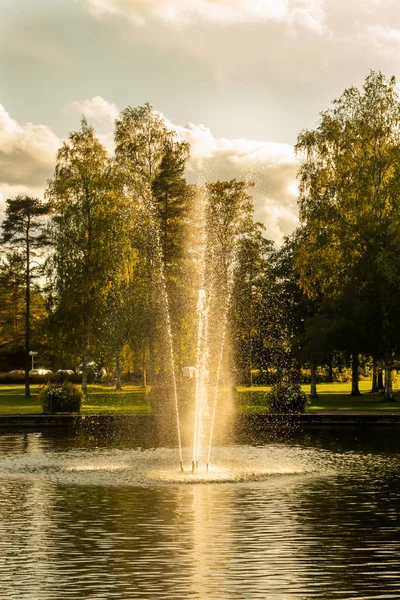 Un parque en el centro de la ciudad con un estanque y una fuente, Kouvola, Finlandia — Foto de Stock