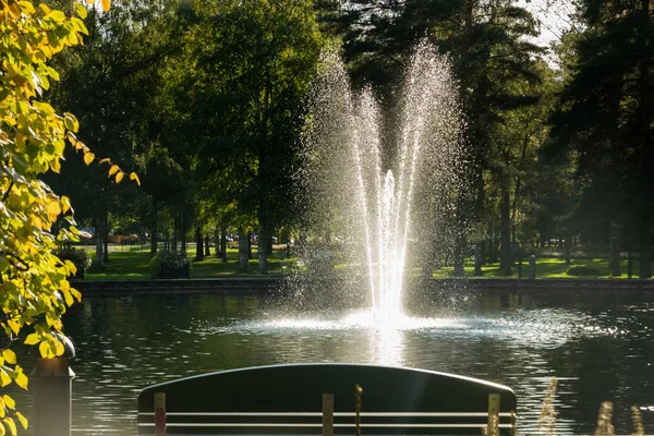 Un parc au centre-ville avec un étang et une fontaine, Kouvola, Finlande — Photo