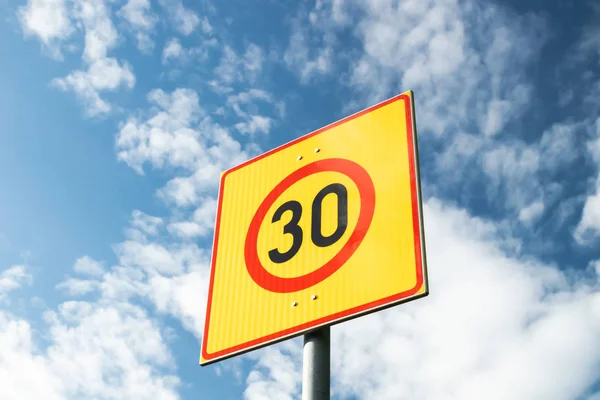 Finnisches Tempolimit-Schild 30 km / h auf blauem Himmel Hintergrund — Stockfoto