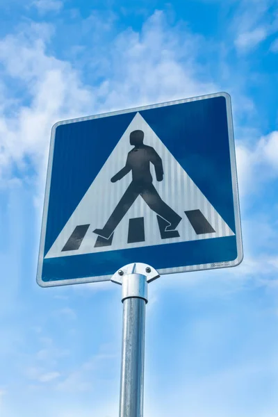 Pedestrian crossing road sign on blue sky background — Stock Photo, Image