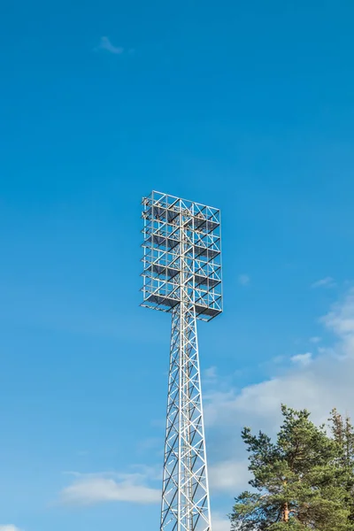 Lumière sportive sur fond de ciel bleu dans le stade — Photo