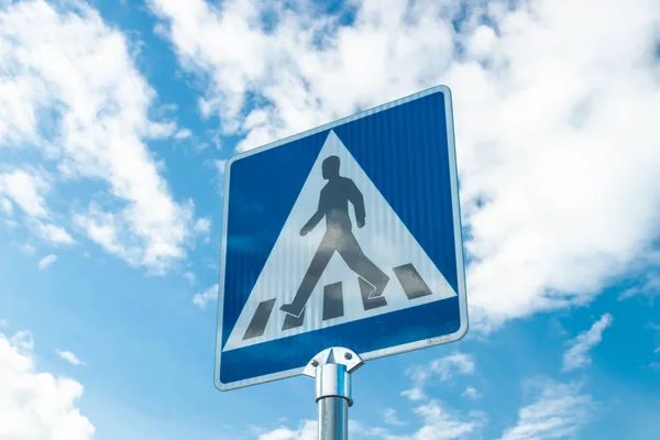 Pedestrian crossing road sign on blue sky background — Stock Photo, Image