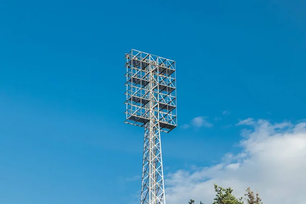 Lumière sportive sur fond de ciel bleu dans le stade — Photo