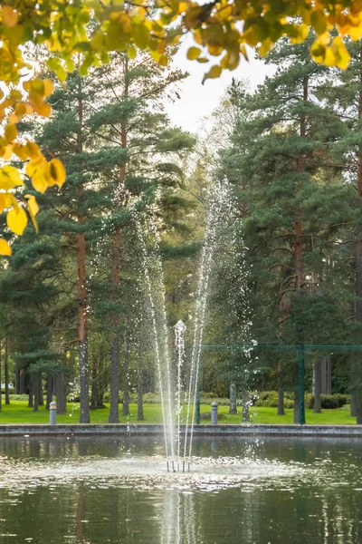 Park w centrum miasta ze stawem i fontanną, Kouvola, Finlandia — Zdjęcie stockowe