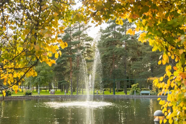 Park w centrum miasta ze stawem i fontanną, Kouvola, Finlandia — Zdjęcie stockowe
