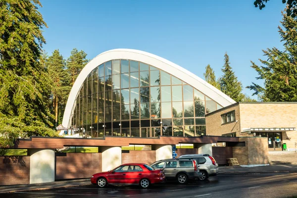 クヴォラ、 フィンランド - 2019年9月6日:クヴォラ、フィンランドのスイミングプールの美しい建物. — ストック写真