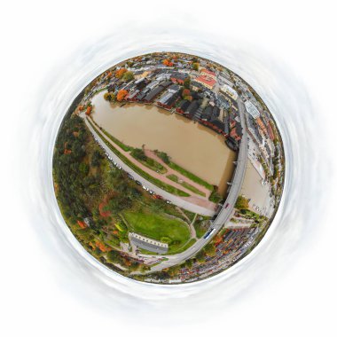 Finlandiya 'nın Porvoo şehrinin panorama tarzında üç boyutlu panoramik hava görüntüsü..