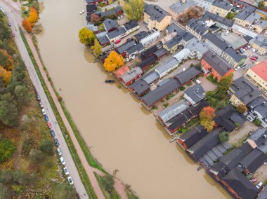 Finlandiya 'nın Porvoo şehrinin sonbahar manzarası. Eski renkli ahşap binalar ve Porvoonjoki nehri ile güzel şehir manzarası.