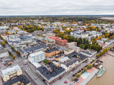 Porvoo, Finlandiya - 2 Ekim 2019: Porvoo, Finlandiya 'nın sonbahar manzarası. Renkli binaları olan güzel sonbahar manzarası.
