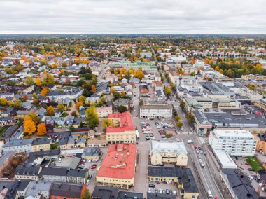 Porvoo, Finlandiya - 2 Ekim 2019: Eski Porvoo, Finlandiya 'nın hava sonbahar manzarası. Eski renkli ahşap binalarla güzel bir sonbahar manzarası.