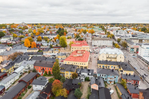 Porvoo, Finsko - 2. října 2019: Letecký podzimní pohled na staré město Porvoo, Finsko. Krásná městská krajina se starými barevnými dřevěnými budovami. — Stock fotografie