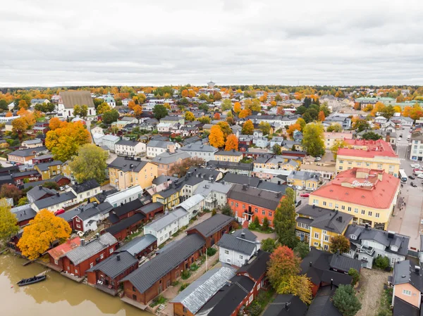 Porvoo, Finlandia - 2 de octubre de 2019: Vista aérea de otoño del casco antiguo de Porvoo, Finlandia. Hermoso paisaje de la ciudad con idílico río Porvoonjoki, antiguos edificios de madera de colores y la catedral de Porvoo . — Foto de Stock