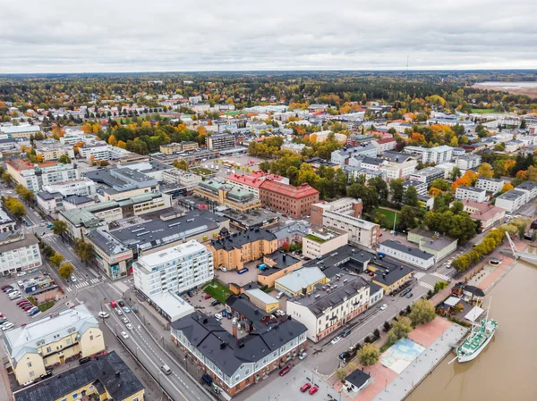 Porvoo, Finland - 2 oktober 2019: Luchtfoto van Porvoo, Finland. Prachtige stad herfst landschap met kleurrijke gebouwen. — Stockfoto