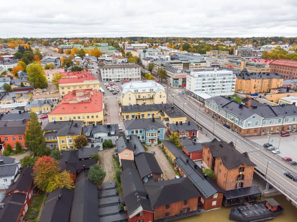 Porvoo, Finland - 2 oktober 2019: Luchtfoto van Porvoo, Finland. Prachtige stad herfst landschap met oude kleurrijke houten gebouwen. — Stockfoto