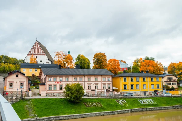 Porvoo, Finlandia - 2 de octubre de 2019: Vista del antiguo Porvoo, Finlandia. Hermoso paisaje de otoño de la ciudad con la catedral de Porvoo y coloridos edificios de madera . — Foto de Stock