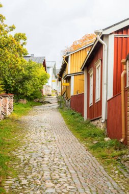 Porvoo, Finlandiya - 2 Ekim 2019: Eski Porvoo Sokağı, Finlandiya. Renkli ahşap binaları olan güzel sonbahar manzarası.