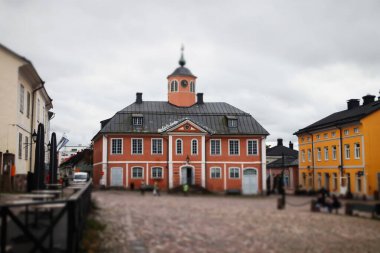 Porvoo, Finlandiya - 2 Ekim 2019: Eski Porvoo Sokağı, Finlandiya. Old Town Hall ile güzel sonbahar manzarası.