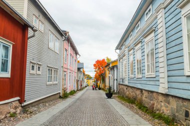 Porvoo, Finlandiya - 2 Ekim 2019: Eski Porvoo Sokağı, Finlandiya. Renkli ahşap binaları olan güzel sonbahar manzarası.
