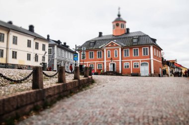 Porvoo, Finlandiya - 2 Ekim 2019: Eski Porvoo Sokağı, Finlandiya. Old Town Hall ile güzel sonbahar manzarası.