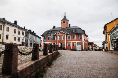 Porvoo, Finlandiya - 2 Ekim 2019: Eski Porvoo Sokağı, Finlandiya. Old Town Hall ile güzel sonbahar manzarası.