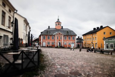 Porvoo, Finlandiya - 2 Ekim 2019: Eski Porvoo Sokağı, Finlandiya. Old Town Hall ile güzel sonbahar manzarası.
