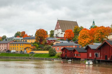 Porvoo, Finlandiya - 2 Ekim 2019: Eski Porvoo, Finlandiya manzarası. Porvoo Katedrali ve renkli ahşap binalarıyla güzel bir sonbahar manzarası..