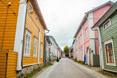 Porvoo, Finlandiya - 2 Ekim 2019: Eski Porvoo Sokağı, Finlandiya. Renkli ahşap binaları olan güzel sonbahar manzarası.