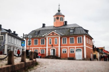 Porvoo, Finlandiya - 2 Ekim 2019: Eski Porvoo Sokağı, Finlandiya. Old Town Hall ile güzel sonbahar manzarası.