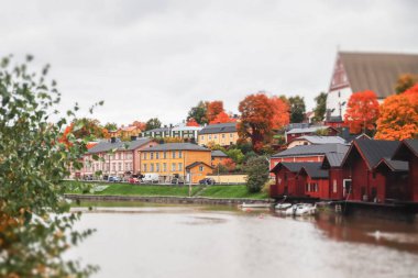 Porvoo, Finlandiya - 2 Ekim 2019: Eski Porvoo, Finlandiya manzarası. Porvoo Katedrali ve renkli ahşap binalarıyla güzel bir sonbahar manzarası..