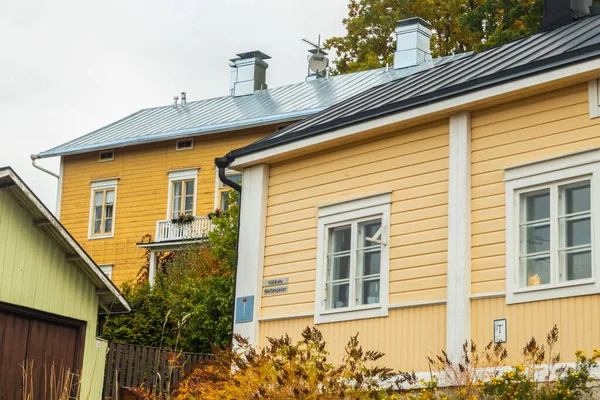 Porvoo, Finlândia - 2 de outubro de 2019: Street of Old Porvoo, Finlândia. Bela paisagem de outono da cidade com edifícios de madeira coloridos . — Fotografia de Stock