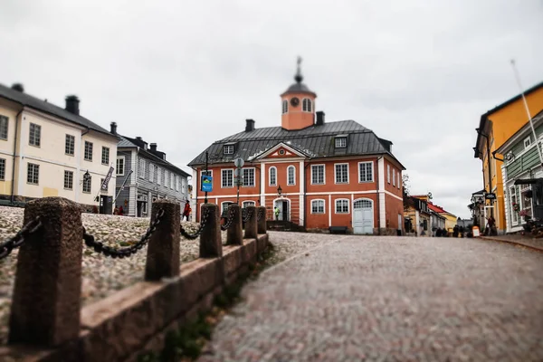 Porvoo, Finnland - 2. Oktober 2019: Straße des alten porvoo, Finnland. schöne Stadtherbstlandschaft mit altem Rathaus. — Stockfoto