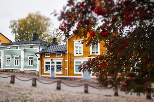 Porvoo, Finnland - 2. Oktober 2019: Straße des alten porvoo, Finnland. schöne Stadt Herbstlandschaft mit bunten Holzgebäuden. — Stockfoto