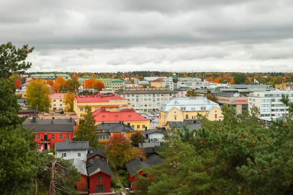 Porvoo, Finlande - 2 octobre 2019 : Vue de Porvoo, Finlande. Beau paysage d'automne de la ville avec des bâtiments colorés . — Photo