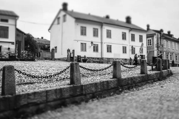 Porvoo, Finnland - 2. Oktober 2019: Straße des alten porvoo, Finnland. Stadt Herbstlandschaft mit schönen Gebäuden. wb-Foto. — Stockfoto