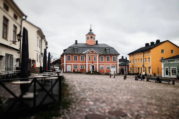 Porvoo, Finnland - 2. Oktober 2019: Straße des alten porvoo, Finnland. schöne Stadtherbstlandschaft mit altem Rathaus. — Stockfoto