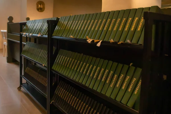 Porvoo, Finnland - 2. Oktober 2019: Großaufnahme einer Reihe grüner Gesangbücher über schwedische Sprache in der Kathedrale von Porvoo. — Stockfoto