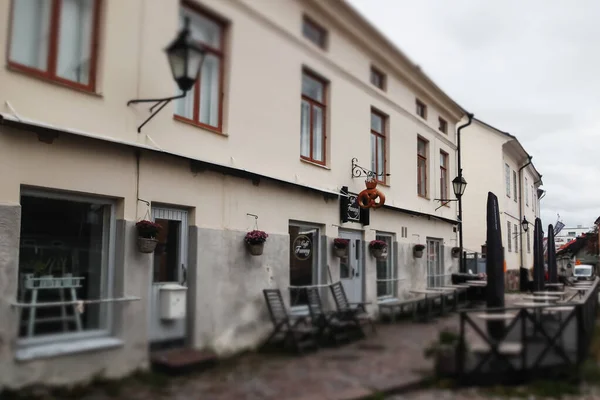 Porvoo, Finnland - 2. Oktober 2019: Straße des alten porvoo, Finnland. Stadt Herbstlandschaft mit schönem Gebäude. — Stockfoto